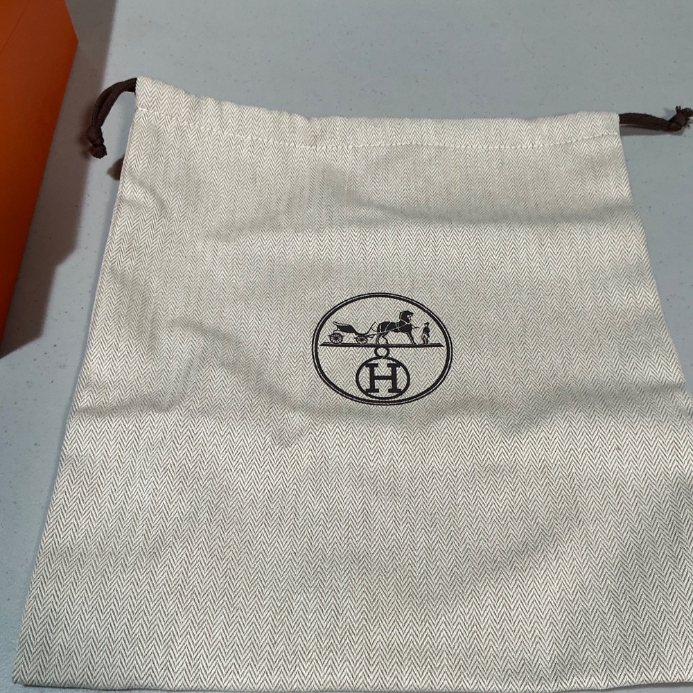 Hermes medium size box and dust bag - Picture 3 of 11